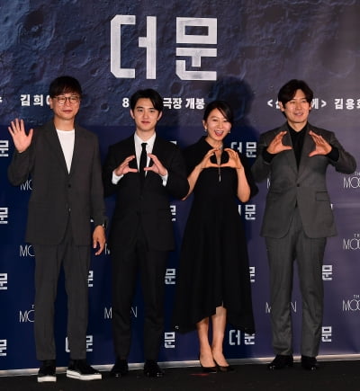 [TEN포토] 김용화 감독-도경수-김희애-설경구 '영화 '더 문' 주역들