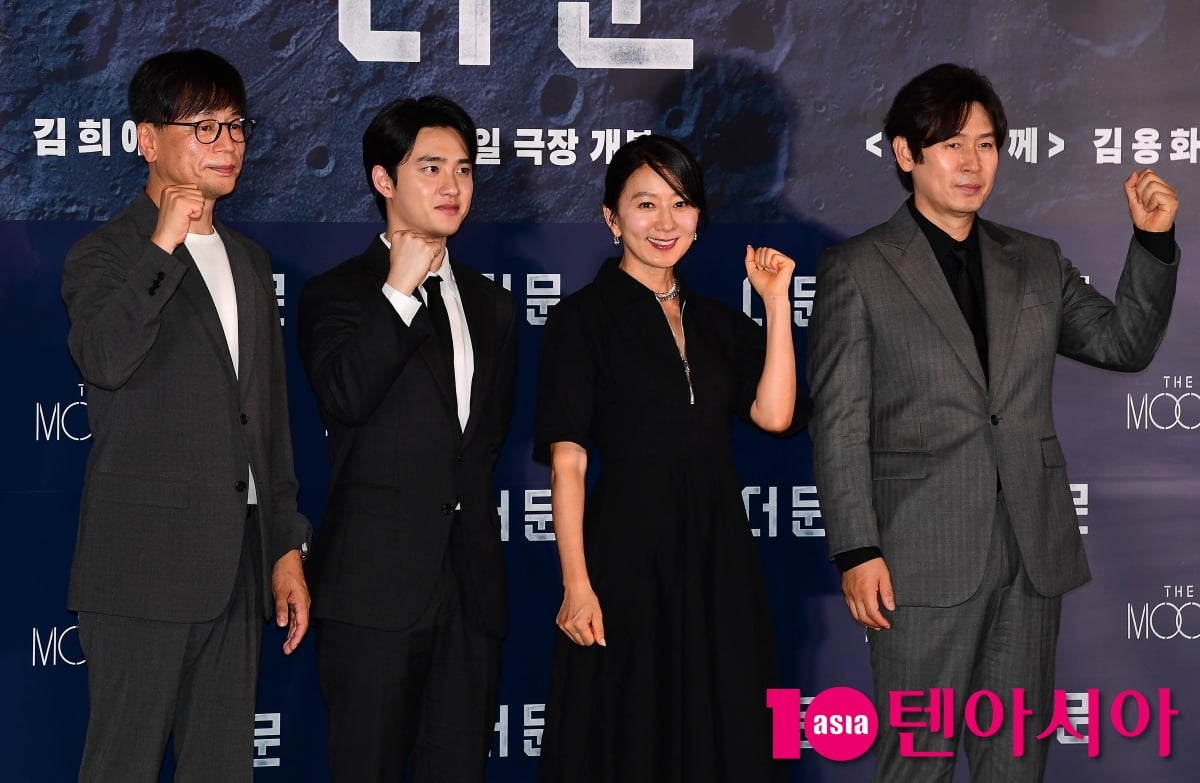 [종합] 280억 쏟아부은 도경수 우주 액션, '신과 함께' 김용화 감독 천만 신화 이을까 