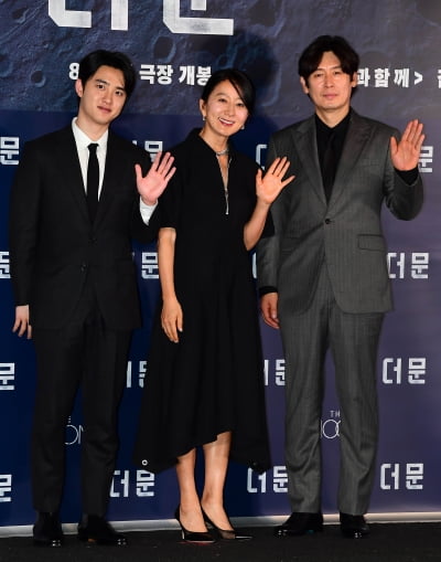 [TEN포토] 도경수-김희애-설경구 '영화 '더 문' 반가워'