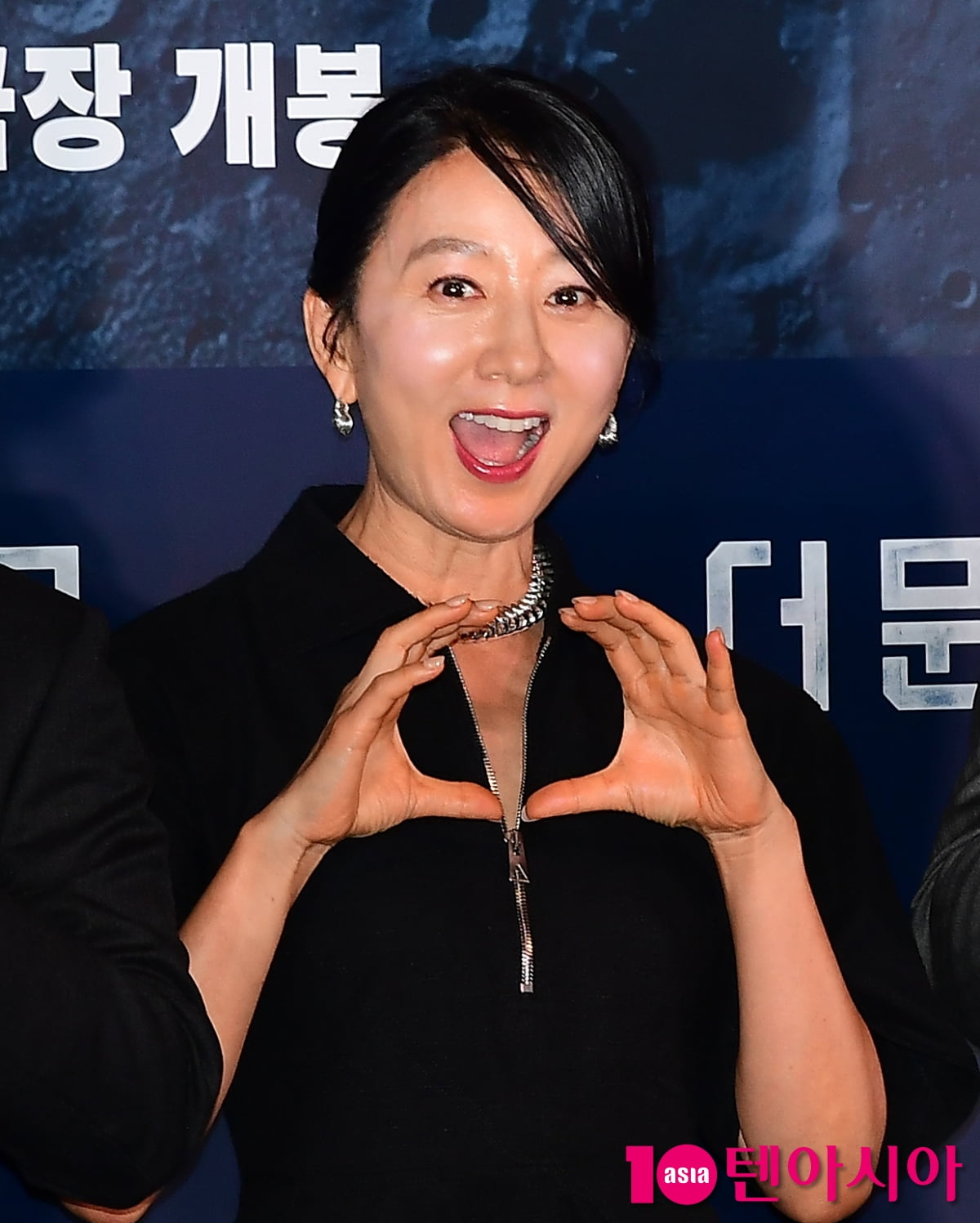[TEN포토] 김희애 '더 문이 이렇게 커'