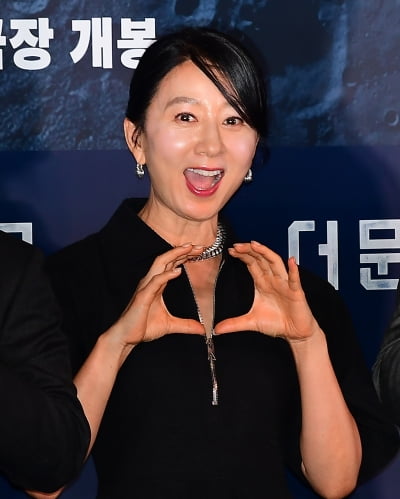 [TEN포토] 김희애 '더 문이 이렇게 커'