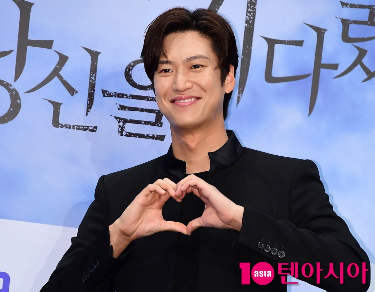 [TEN포토] 나인우 '깔끔한 하트'