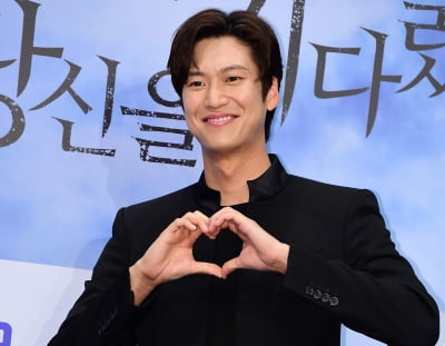 [TEN포토] 나인우 '깔끔한 하트'