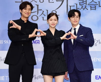 [TEN포토] 나인우-김지은-권율 '사랑이 넘치는 선남선녀'