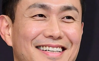 '안면인식장애' 오정세, 전라 노출→지질남·자폐·구단주…한계 없는 변신[TEN스타필드]
