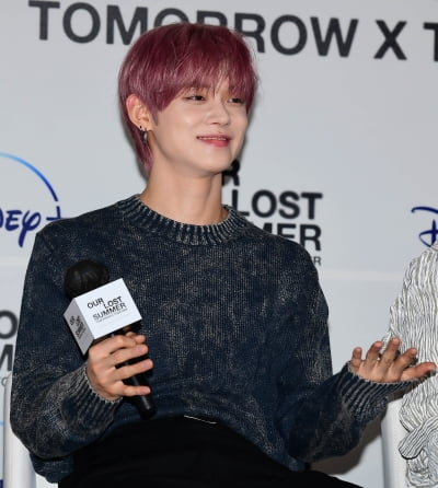 [TEN포토] TXT 연준 '빠져드는 꽃미소'