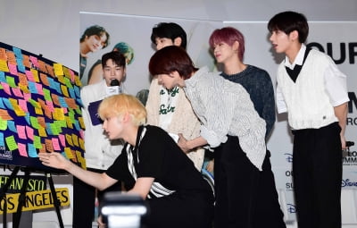 [TEN포토] TXT '소중한 메세지 신중하게'