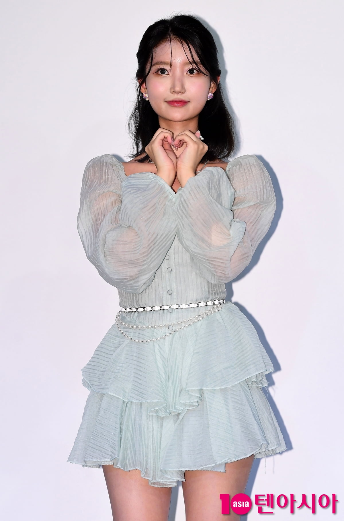 [TEN포토] 세러데이 주연 '확 바뀐 분위기'