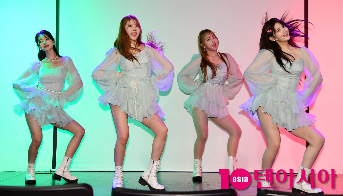 [TEN포토] 세러데이 '타이틀곡 '있을게' 무대'
