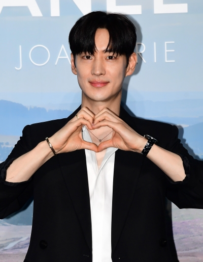 Lee Je-hoon, like CG-like comic strips...Heart rich [TEN photo+]