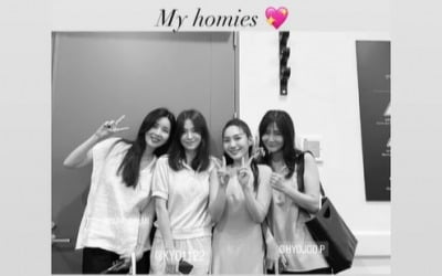 송혜교, 손석구 연극 '나무 위의 군대' 관람 인증…최희서에 "넌 너무 멋져"