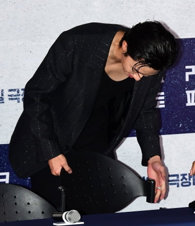 [TEN포토] 박서준 '의자가 부서져있어....'