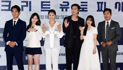 The protagonists of the black comedy movie 'Concrete Utopia' [TEN Photo+]