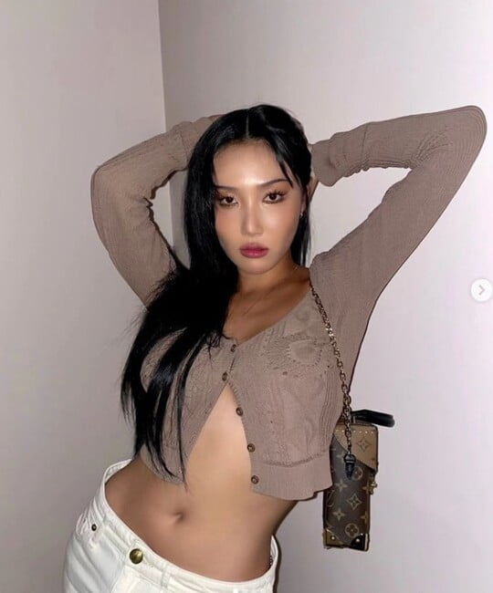 (사진=화사 SNS)