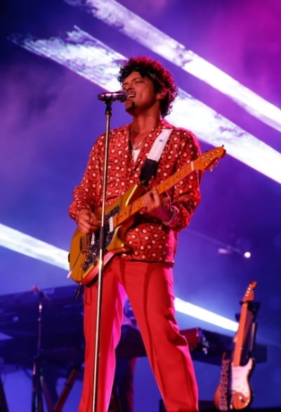 100,000 people singing together, beautiful fireworks... Bruno Mars, all-time performance in Korea