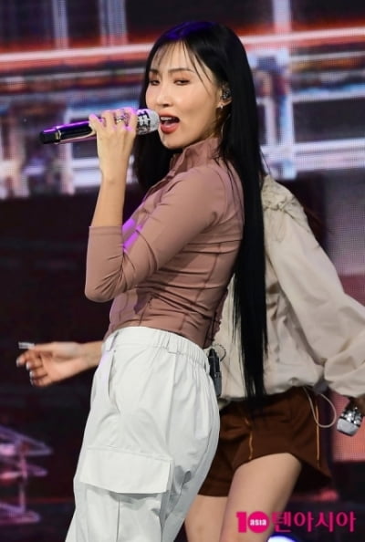 Hwasa, possibility of being a guest on 'Psy Soaking Show' in July... Should I keep my loyalty with the reserve chief?