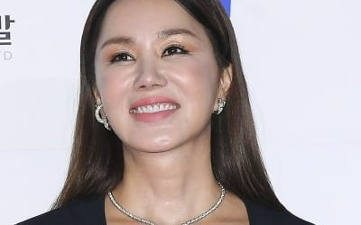 There was also a controversy over the panty suit... Uhm Jung-hwa, "first after debut" abs exposure?