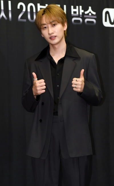Eunhyuk also donated 100 million won to firefighters