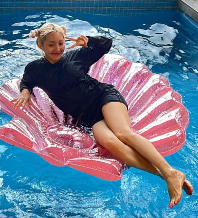 Bada, living with someone 10 years younger than her, still showing off her S line