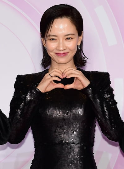 Song Ji-hyo directly pays hospital and taxi expenses for employees