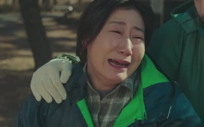 Lee Do-hyun stands on his own two feet to save Ramiran from hanging.