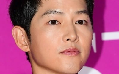 Song Joong-ki, another rash controversy broke out... Even after remarriage and becoming a father, the same feathered words and actions