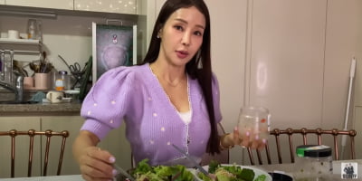 Mina, in her 50s, points out to Phillip Ryu when she eats salad