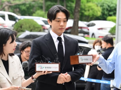 Yoo Ah-in, who did not hide his gray hair, also changed his attitude to 'top level'