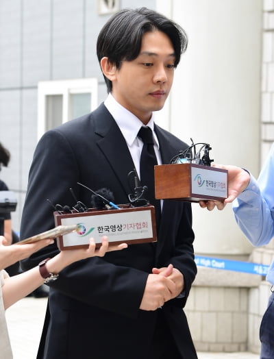 Yoo Ah-in, a writer close to him, tied up with a rope and waiting in a detention center