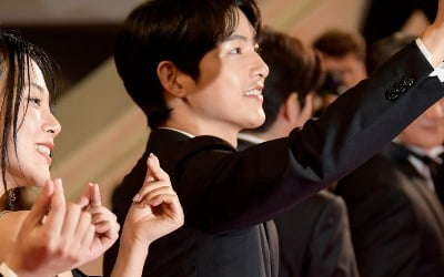 Song Joong-ki couldn't stand with his wife on the Cannes red carpet