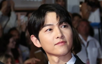 Song Joong-ki put up a Korean placard