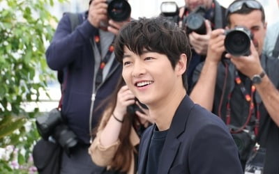 Song Joong-ki, a father-to-be full of boyish charm