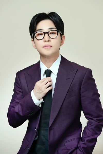 DinDin joins SBS 'Capture the Moment' MC