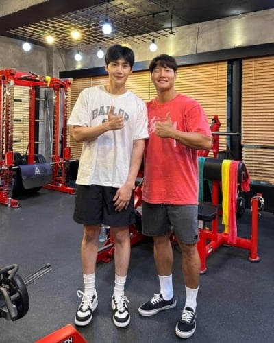 'Sunny eyes' Kim Seon-ho, 'sports mania' Kim Jong-guk and romance