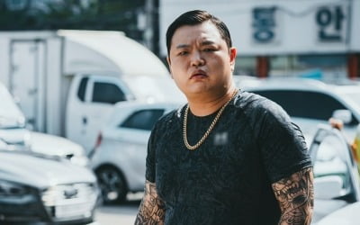 Ko Gyu-pil, tattoo, gold necklace, clutch bag from G company… "A shirt that is almost naked, I'm ashamed"