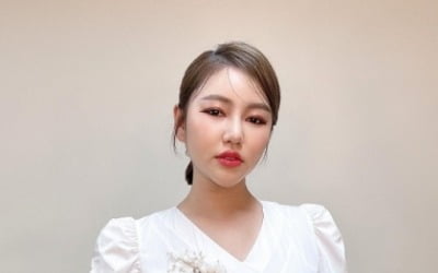 Song Ga-in, 'Trot Empress' in Hanbok... A cut with a graceful figure