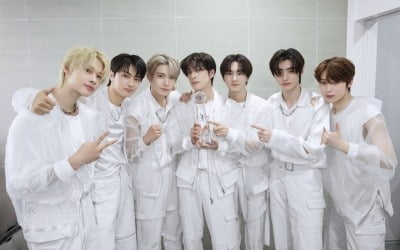 ENHYPEN, 'Music Bank' 1st place... Won two gold medals on music shows with the new song 'Bite Me'