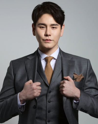 Park Se-wook, No. 1 male trot singer who seems to suit well as a cosmetic brand model... 2nd place Minjun Song