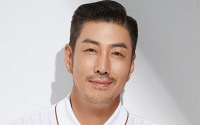 Actor Yoon Tae-young wins part of a 3 billion won stock gift tax suit from the father of a former vice chairman of a conglomerate