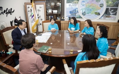 Lim Young-woong fan club Hero Age Jeonbuk donates 6.16 million won to Iksan City for grandparents and youth heads