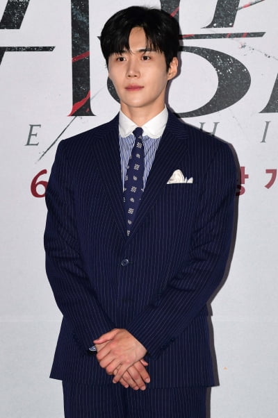 Kim Seon-ho erases the issue of his private life and makes a hot debut on the screen with the bloody 'Scion' of madness