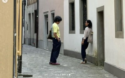 'Lovers of Lucerne' Lee Hyo-ri, Lee Sang-soon, netizens are agitated by the capture of problematic photos