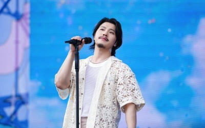 From Lee Hyun to MIDNATT (midnat), two-color live that burnt 'Weverse Corn Festival'