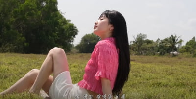 Suzy wears a 400,000 won 'hot pink' blouse from company S... Proof of cool tone