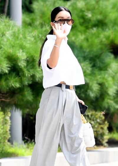 54-year-old Uhm Jung-hwa discards sexy and wears hip-hop, hairy style with tops worth 500,000 won