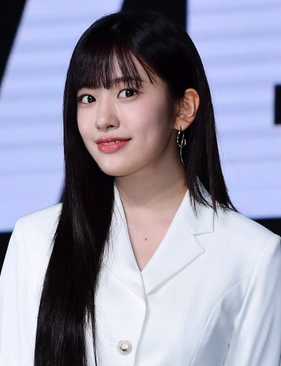 Ive An Yu-jin, housewarming fashion decorated with a 4.44 million won luxury bag... The target singer is different