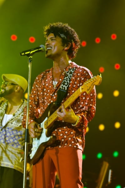 The audience only looks at the wall, and the top stars sit in the front row... 'Snow and Snow' continued Bruno Mars performance