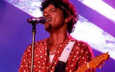 Everyone gets preferential treatment when they receive a 'first row invitation letter'? Even top stars have the right to see Bruno Mars