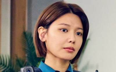 "Mighty energy" Choi Soo-young, K-eldest daughter in police uniform
