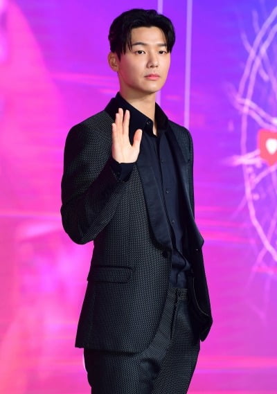 Kang Min-hyuk, following Do Kyung-soo, and Lim Si-wan, continues the lineage of acting idols